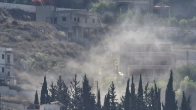 صورة إصابة مواطنين أحدهما طفل في غارة إسرائيلية على جنوب لبنان