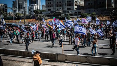 صورة عائلات أسرى تُغلق شارع “أيالون” في تل أبيب: “نتنياهو يُفشل الاتفاق”