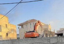 صورة السلطات الإسرائيلية تهدم منزلا قيد الإنشاء في أم الفحم