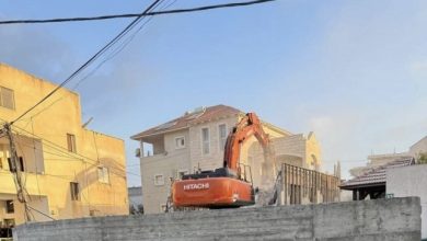 صورة السلطات الإسرائيلية تهدم منزلا قيد الإنشاء في أم الفحم