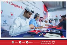 صورة دانات” يفحص اللآلئ المستخرجة في شوط ناصر بن حمد لمسابقة “الهير