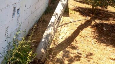 صورة سقوط عمود كهربائي يهدد سلامة المواطنين في مدشر « عين حلوفة » بأحد الغربية بطنجة (صور)