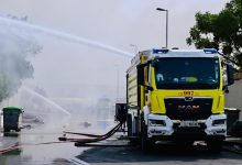 صورة السيطرة على حريق في مواقع قطع غيار سيارات مستعملة بالشارقة دون تسجيل إصابات