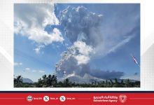 صورة بركان جبل ليووتوبي يثور في جزيرة فلوريس وسط تحذيرات من خطر امتداد الرماد