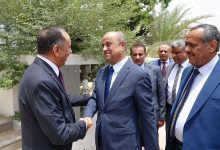 صورة رئيس الحكومة يوجه بضبط المتلاعبين والمخالفين ويؤكد إن انخفاض سعر الصرف يجب أن ينعكس مباشرة على أسعار السلع والخدمات