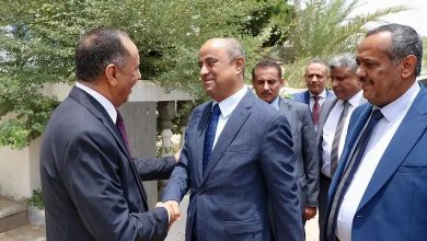 صورة رئيس الحكومة يوجه بضبط المتلاعبين والمخالفين ويؤكد إن انخفاض سعر الصرف يجب أن ينعكس مباشرة على أسعار السلع والخدمات
