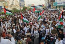 صورة وقفة غضب في مأرب تضامنًا مع غزة: دعوات لكسر الصمت الدولي وفتح المعابر فورًا.