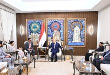 صورة العليمي يضع الحكومة البريطانية أمام  طلاع نجاح المعركة الاقتصادية ويطالب  باستمرار وحدة المجتمع الدولي