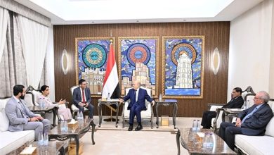صورة العليمي يضع الحكومة البريطانية أمام  طلاع نجاح المعركة الاقتصادية ويطالب  باستمرار وحدة المجتمع الدولي