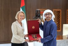 صورة رئيس الدولة يمنح السفيرة الأميركية وسام زايد الثاني من الطبقة الأولى