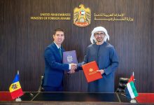 صورة عبدالله بن زايد ونظيره المولدوفي يوقعان مذكرة إعفاء متبادل من تأشيرة الدخول بين البلدين