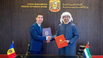 صورة عبدالله بن زايد ونظيره المولدوفي يوقعان مذكرة إعفاء متبادل من تأشيرة الدخول بين البلدين
