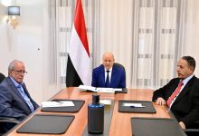 صورة العليمي يخضع لمطالب أبناء حضرموت