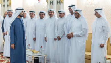 صورة محمد بن راشد يلتقي جمعاً من أعيان البلاد في مجلس “المضيف” بدبي
