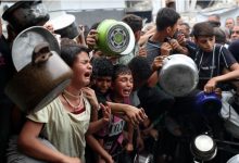 صورة بعد انقلاب شاحنة مساعدات عليهم.. مقتل 20 فلسطينياً وسط غزة