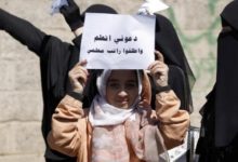 صورة المعلمون في مواجهة الإقصاء القاتل الحوثيون ينهبون رواتب عشرات الالاف من معلمي اليمن لست سنوات ويمارسون أكبر عملية إحلال وظيفي وفق معايير طائفية وسلالية