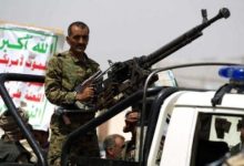 صورة قيادي حوثي يختطف مواطناً لإجباره على تحكيمه قبليا في قضية أمام القضاء