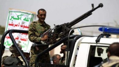 صورة قيادي حوثي يختطف مواطناً لإجباره على تحكيمه قبليا في قضية أمام القضاء