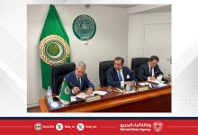 صورة توقيع مذكرة تفاهم بين جامعة الدول العربية وجامعة السلام (UPEACE) في جنيف خلال رئاسة مملكة البحرين للمجموعة العربية