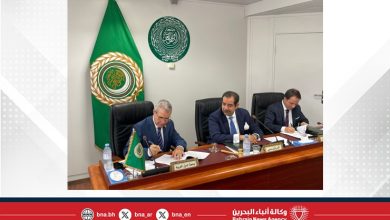 صورة توقيع مذكرة تفاهم بين جامعة الدول العربية وجامعة السلام (UPEACE) في جنيف خلال رئاسة مملكة البحرين للمجموعة العربية