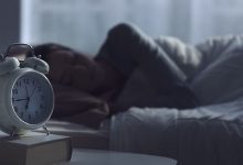 صورة رجل صدقها وعلق رأسه بحبل فوق الوسادة فمات.. نصائح «براقة» لتحسين النوم تغزو شبكات التواصل