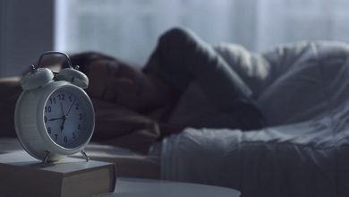 صورة رجل صدقها وعلق رأسه بحبل فوق الوسادة فمات.. نصائح «براقة» لتحسين النوم تغزو شبكات التواصل