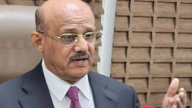 صورة البنك المركزي يحدد قائمة من 25 سلعة تُحصَر المصارفة والتحويل لاستيرادها عبر البنوك فقط ورئيس الحكومة يصدر توجيهًا جديداً
