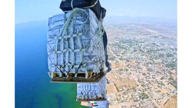 صورة الإمارات تُنفّذ الإنزال الجوي الـ 69 للمساعدات.. وتُدخِل 500 طن من الغذاء إلى غزة