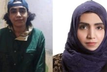 صورة محكمة صيرة تصدر حكمها بحق شاب يمني انتحل صفة طبيبة ودبلوماسية بريطانية وقام بابتزاز الفتيات