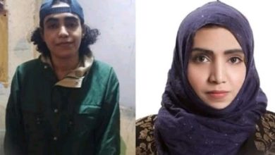 صورة محكمة صيرة تصدر حكمها بحق شاب يمني انتحل صفة طبيبة ودبلوماسية بريطانية وقام بابتزاز الفتيات