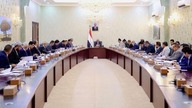 صورة الحكومة اليمنية تتوعد بعدم التهاون مع المتلاعبين بالأسعار والمحتكرين للسلع وتصدر قرارات الزامية للسلطات المحلية في كافة المحافظات المحررة