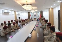 صورة وزير الدفاع يصل محافظة حجة ويعقد اجتماعاً موسعاً بقيادة المنطقة العسكرية الخامسة   