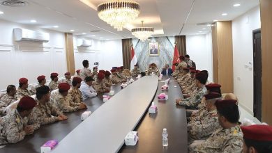صورة وزير الدفاع يصل محافظة حجة ويعقد اجتماعاً موسعاً بقيادة المنطقة العسكرية الخامسة   