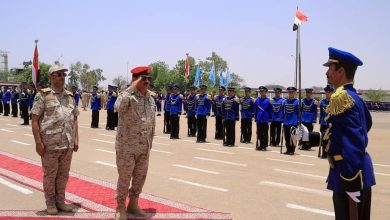 صورة وزير الدفاع يزور كلية الطيران والدفاع المدني بمأرب ويشدد على الإنضباط العسكري