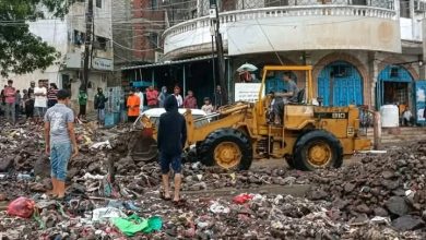 صورة شاهد.. عدن تستيقظ على دمار واسع بعد ساعات ماطرة وعواصف ورياح شديدة