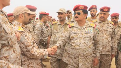 صورة وزير الدفاع يزور المنطقة العسكرية  السابعة بمأرب ويشيد بالجاهزية العالية وانضباط منتسبيها
