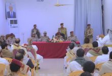صورة وزير الدفاع يعقد لقاء مع قيادات المقاومة الشعبية ويوجه لهم رسائل خاصة