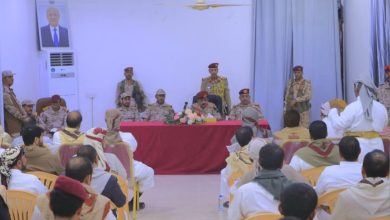 صورة وزير الدفاع يعقد لقاء مع قيادات المقاومة الشعبية ويوجه لهم رسائل خاصة