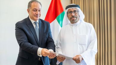 صورة رئيس الدولة يتلقى رسالة خطية من الرئيس المصري تسلمها خليفة شاهين المرر