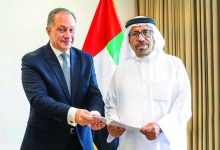صورة رئيس الدولة يتلقى رسالة خطية من الرئيس المصري تسلمها خليفة المرر