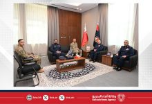 صورة رئيس الأمن العام يستقبل الملحق العسكري بالسفارة الأمريكية لدى مملكة البحرين