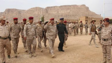 صورة وزير الدفاع يصل حضرموت ويشدد على رفع الجاهزية الأمنية والعسكرية .. تفاصيل