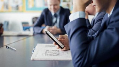 صورة قبل أيام من انطلاقة العام الجديد.. مدارس تعتمد سياسة لمنع الطلبة إحضار الهواتف المتحركة