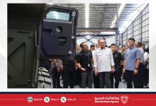 صورة رئيس الوزراء الماليزي يفتتح مصنعًا وطنيًا للمركبات المدرعة بقيمة ملياري رنغيت