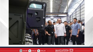 صورة رئيس الوزراء الماليزي يفتتح مصنعًا وطنيًا للمركبات المدرعة بقيمة ملياري رنغيت