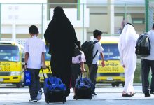 صورة مــرافقة أهـــالٍ أطفالهم في اليوم الأول تتسبب بازدحامات مرورية