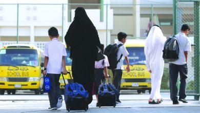 صورة مــرافقة أهـــالٍ أطفالهم في اليوم الأول تتسبب بازدحامات مرورية
