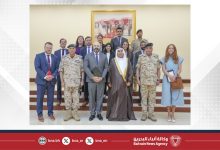 صورة وزير شؤون الدفاع يستقبل وفدا من موظفي مجلسي الشيوخ والنواب بالولايات المتحدة الأمريكية الصديقة
