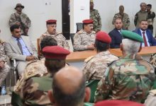 صورة وزير الدفاع في سقطرى يتفقد اللواء الأول مشاة