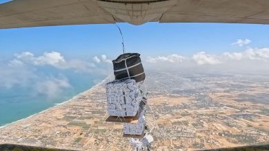 صورة الإمارات تُنفذ الإنزال الجوي الـ81 للمساعدات الإنسانية ضمن عملية “طيور الخير” لدعم غزة